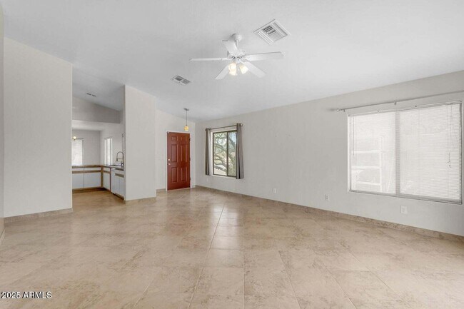 Foto del edificio - 2028 W Alice Ave