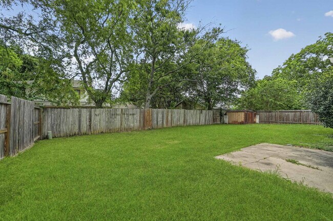 Foto del edificio - "Charming 3-Bed Oasis with Modern Touches & Granite Elegance in Houston!"