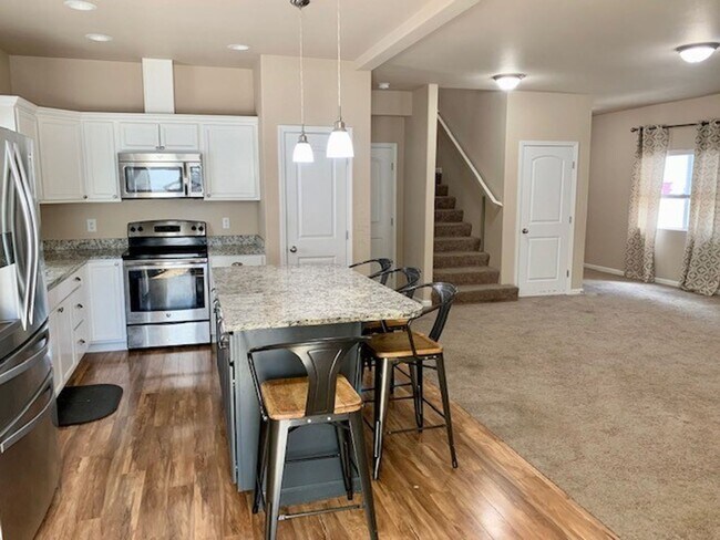 Building Photo - 4 Bedroom Home in Convenient Port Orchard ...