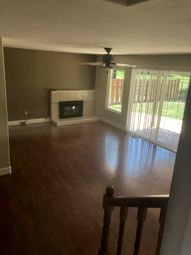 Building Photo - Large Home ~ Golf Course ~ Swimming Pool ~...
