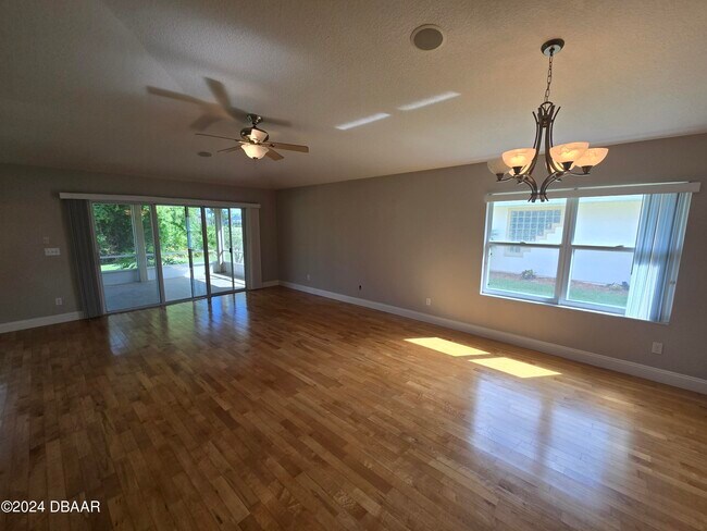 Foto del edificio - 1437 Sunningdale Ln