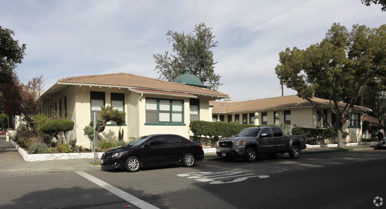 Primary Photo - 210 N Pomona Ave