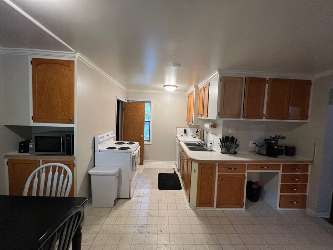 Foto principal - 4 bedroom House Close to U of M! Leasing f...