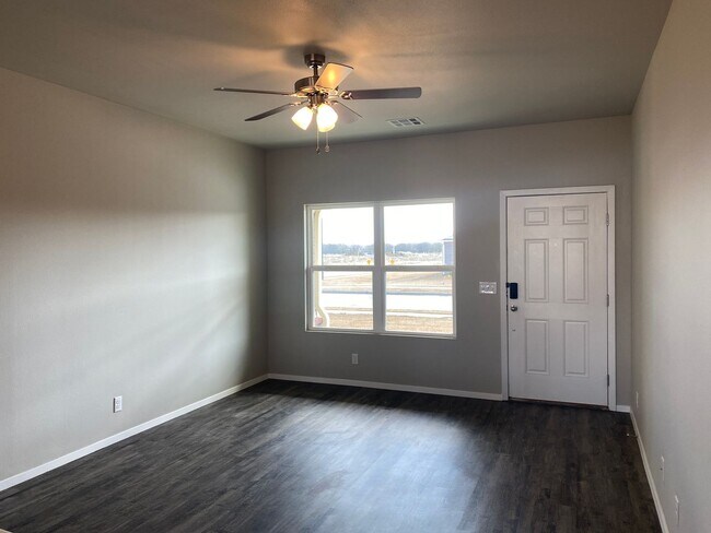 Foto del edificio - Your Next Home Awaits! Pre-Leasing This 3-Bedroom, 2-Bath Home with a Wooden Privacy Fence in Che...