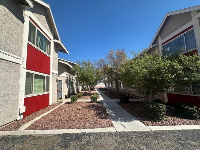Foto del edificio - 100 S Crestline Dr