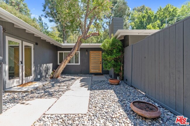 Building Photo - 2820 Nichols Canyon Pl