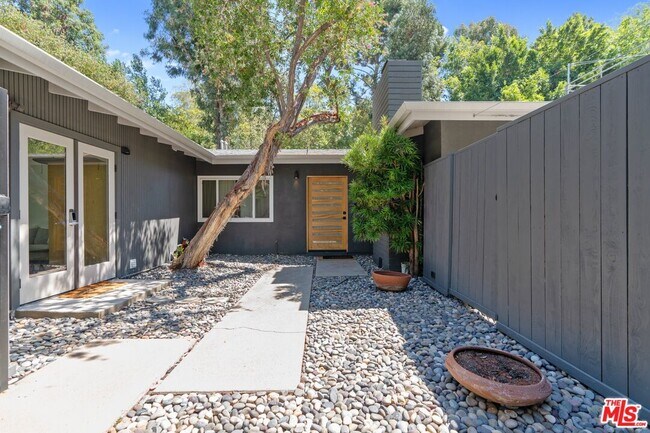 Foto del edificio - 2820 Nichols Canyon Pl