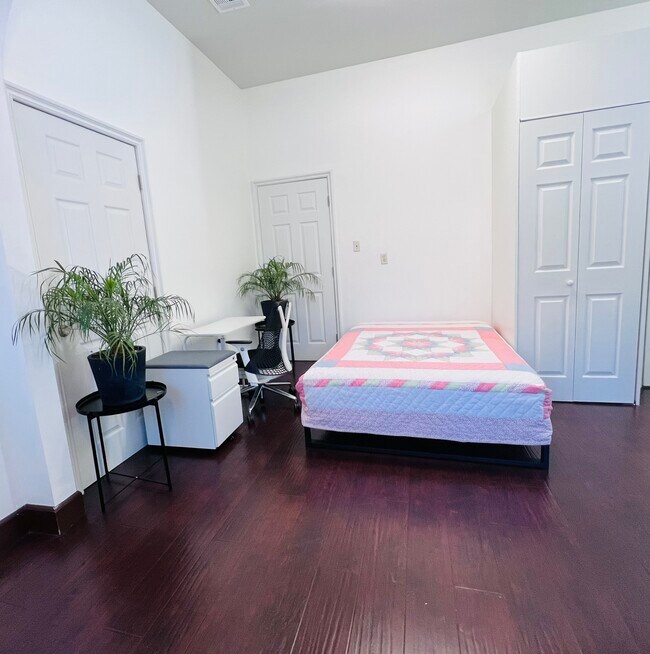 Foto del edificio - 1131 W 24th St