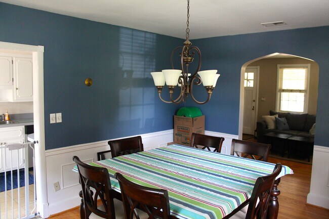 Building Photo - Charming 3 Bedroom/1.5 Bathroom Townhome in Rodgers Forge, MD!