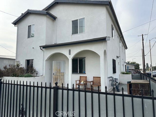 Foto principal - 6301 S Hoover St