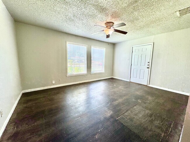 Foto del edificio - Eye-catching Home in Heart of Lubbock!- self showing