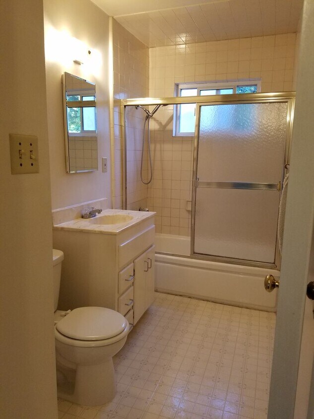 Foto del edificio - 3bd/2ba House w/ Large Backyard, Available August 7, 2026