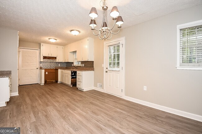 Foto del edificio - 220 Carmichael Rd