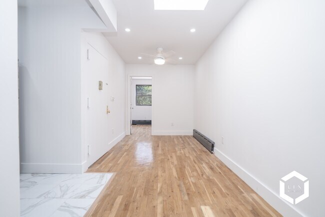 Foto del edificio - Remodeled 2 Bedroom Apartment with Private...