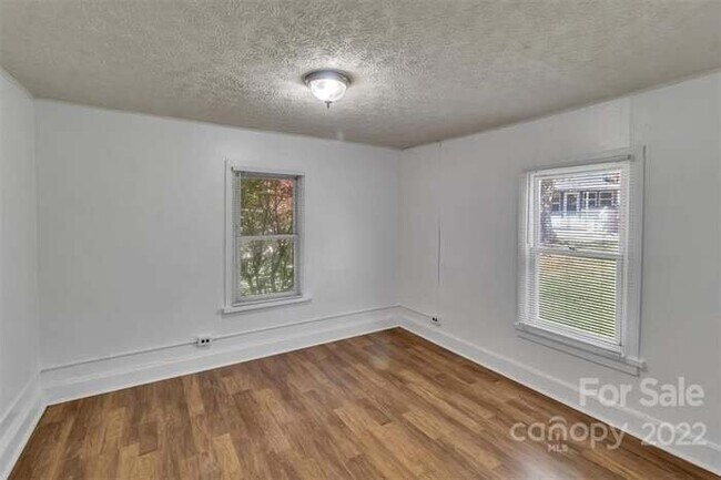 Foto del edificio - 206 Star Ridge Rd