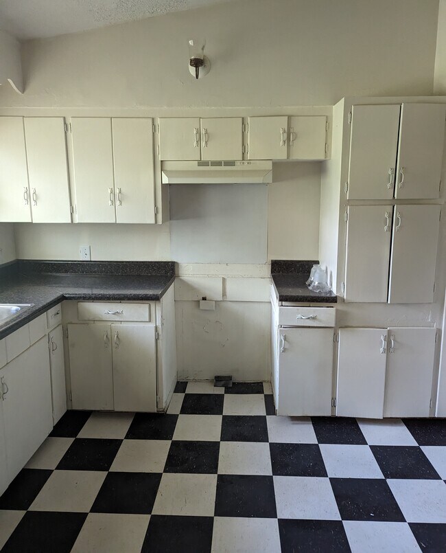 Building Photo - 1803 Sharon Dr