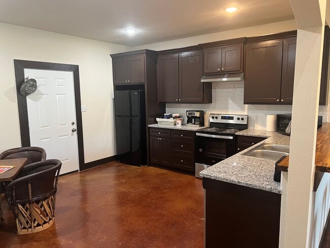 Building Photo - 3 bedroom with extra living area & office-Azle on half acre lots