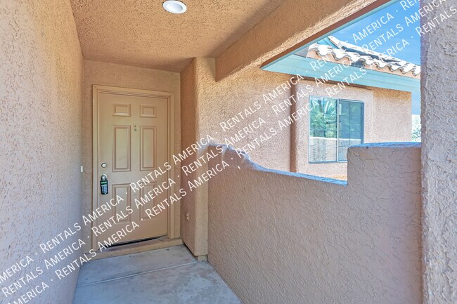 Building Photo - Townhouse in La Reserve!