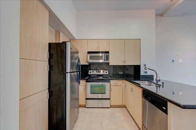 Building Photo - Marina District Condo with Private Patio a...