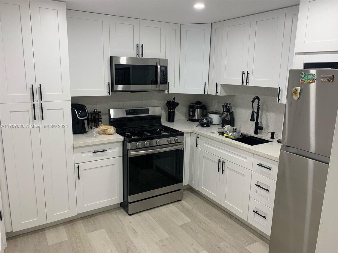 Primary Photo - 1330 W 54th St