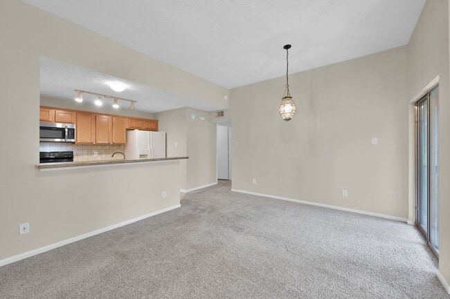 Building Photo - 8051 Bay Branch Dr