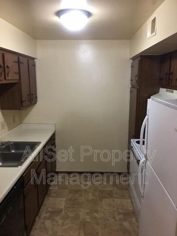 7601 W Donna Ct Unit 5, Milwaukee, WI 53223 Condo for Rent in