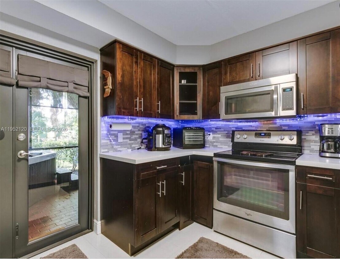 Foto del edificio - 227 Wimbledon Lakes Dr