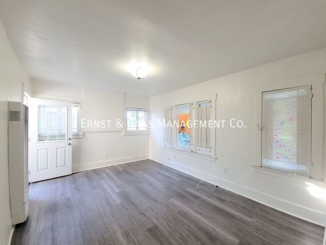 Building Photo - Charming 1 Bedroom Bungalow Apartment in C...