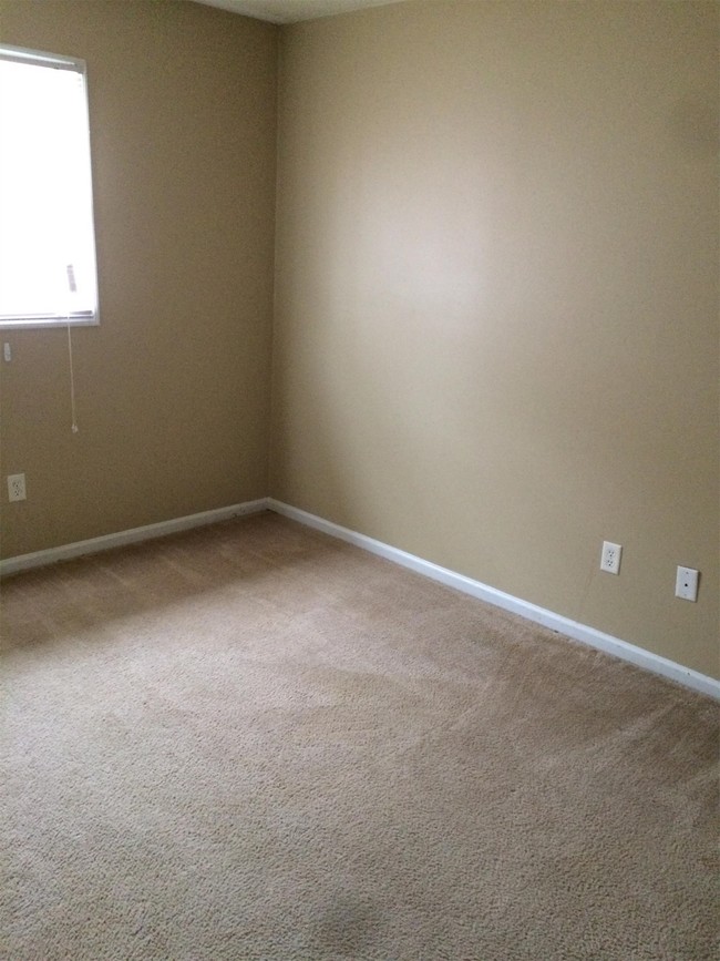 Building Photo - 928 Villa Dr