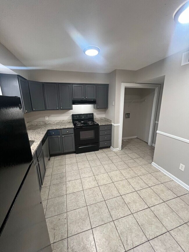 Foto del edificio - COMING SOON!!! 3 bed 1.5 bath TOWNHOME!!