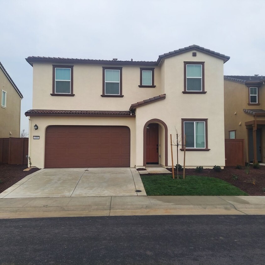 Foto principal - Newer Lennar built 4 Bedroom, 3 full bath ...