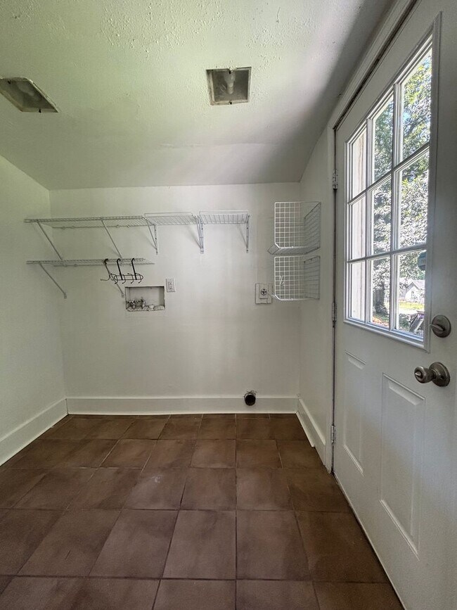 Building Photo - Rent this Beautiful 4 bedroom 2 bath House!!!