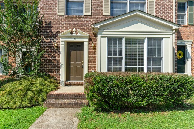 Foto del edificio - Spacious Townhouse with Basement in Farmvi...
