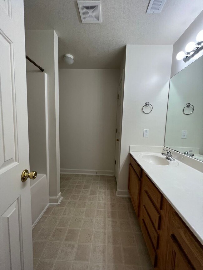 Building Photo - 106 Streamwood Dr