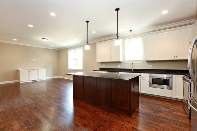 Building Photo - 4048 N Kenmore Ave