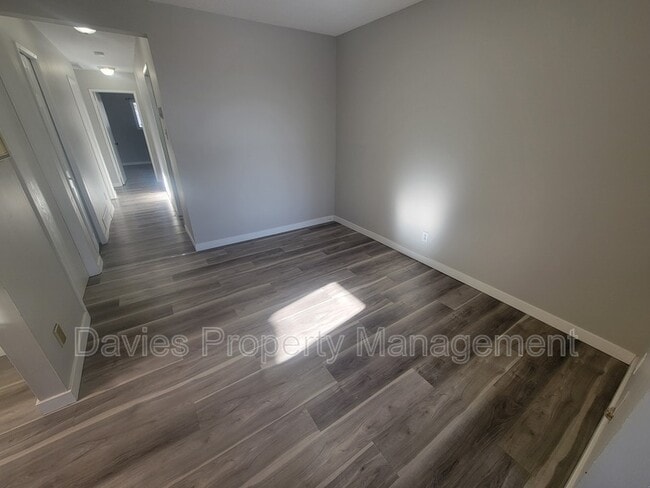 Building Photo - 12212-12277 77 St NW