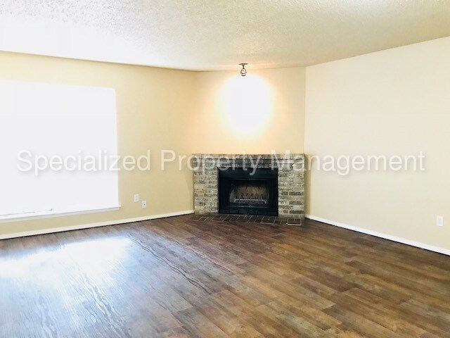 Foto del edificio - 2411 Windy Pine Ln