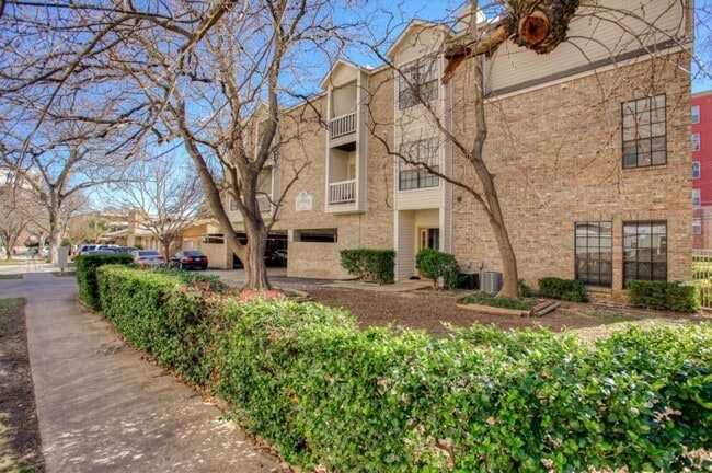 Building Photo - Quiet 2/2 Furnished Condo in West Campus