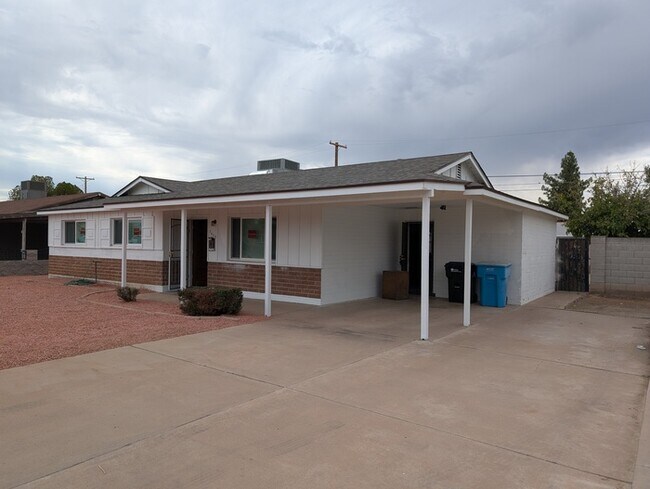 Building Photo - West Phoenix Fully Remodeled 3br