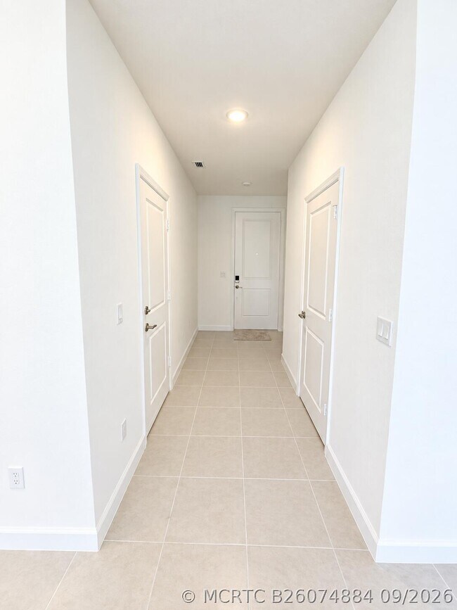 Building Photo - 321 SE Crossoak Ln