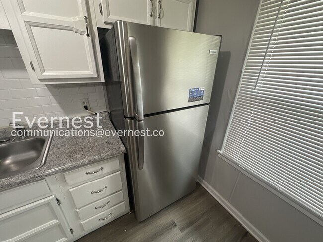 Building Photo - 3 Bed, 1.5 Bath Home with Fenced Yard and Garage / Pet-Friendly / Available Soon!