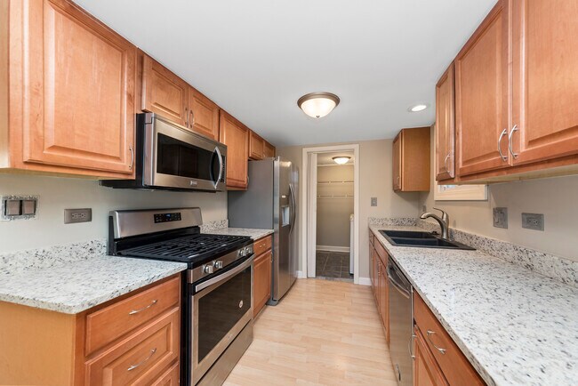 Building Photo - 712 Clearwood Ct