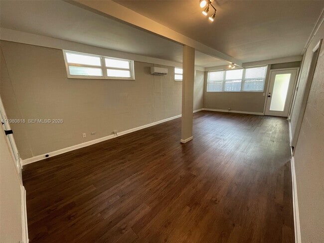 Building Photo - 305 NE 15th Ave