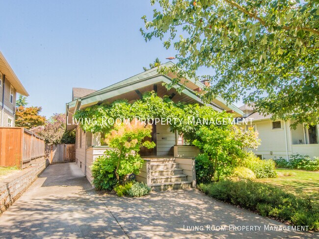 Building Photo - Renovated Grant Park Craftsman With A Desi...