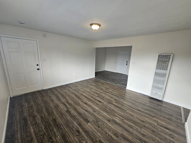 Foto del edificio - Move-In Ready: Secure 3BR Oakland Apartment with Paid Utilities