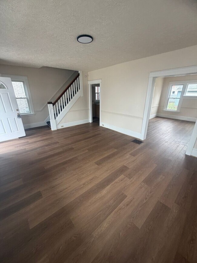 Foto del edificio - 3 Bed 1 Bath with 2 car garage