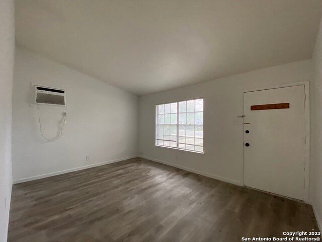 Building Photo - 4835 Vlg Vw Dr