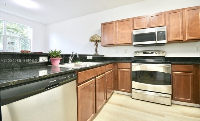 Building Photo - 10870 NW 88th St