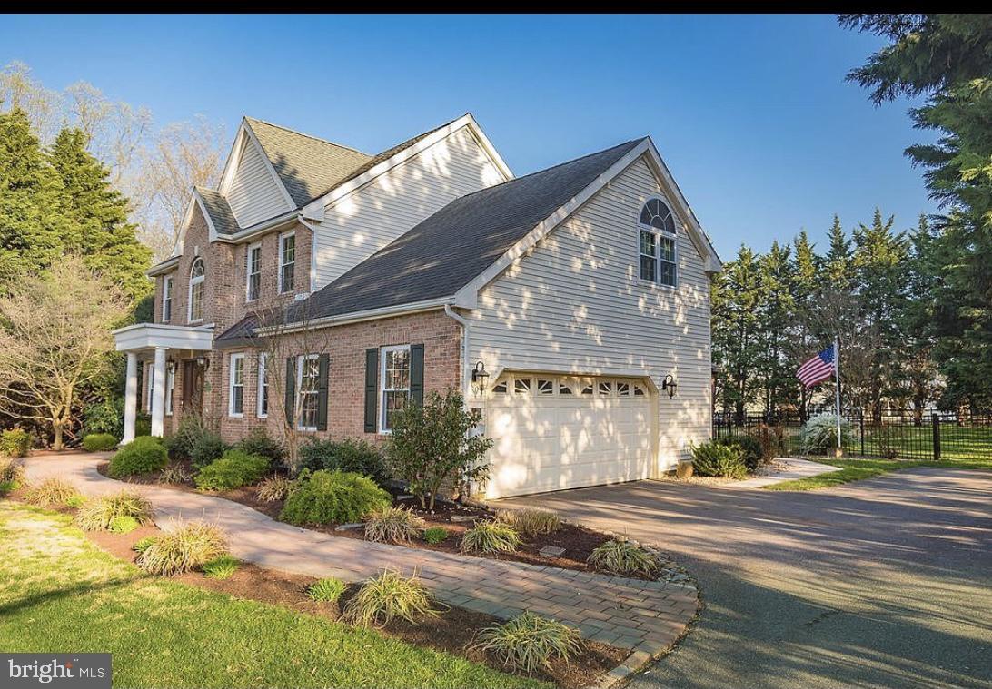 Foto principal - 104 E Old Squaw Rd