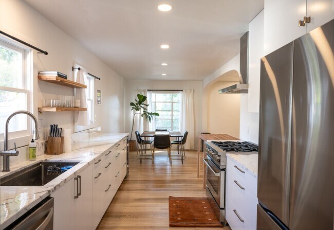 Foto del edificio - 3 Bedrooms + 2 Bathrooms | Midtown Ventura | Furnished or Unfurnished